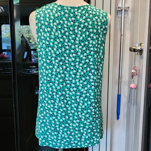 Croft & Barrow Green Sleeveless Blouse with V-Neck - Picture 3 of 6